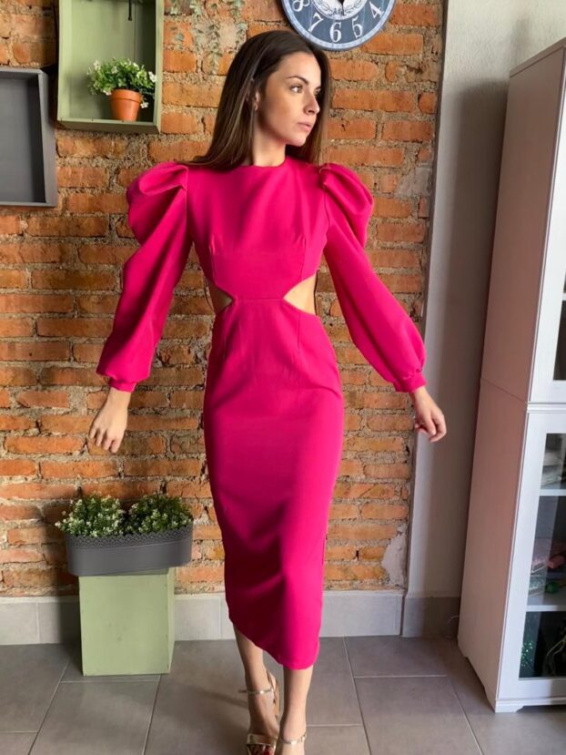 Vestido fucsia midi con mangas abullonadas, espalda y laterales al descubierto