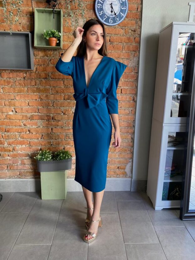 Vestido azul recto con escote en “V” y lazo en la cintura